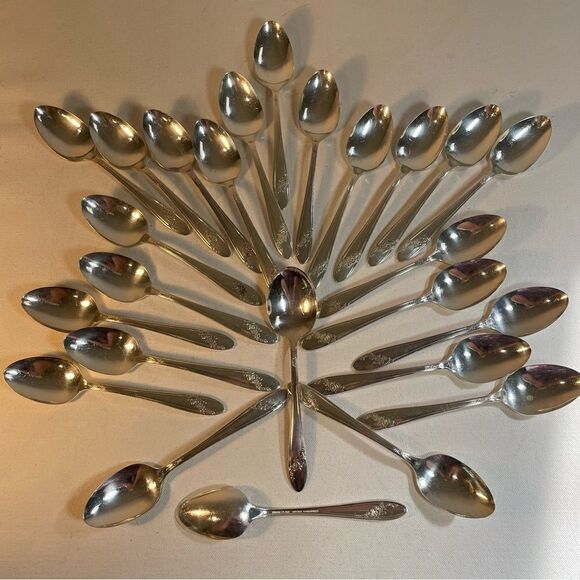 12 spoons Oneida Tudor Plate QUEEN BESS II Vintage 1946 Silver Plate - Picture 8 of 15